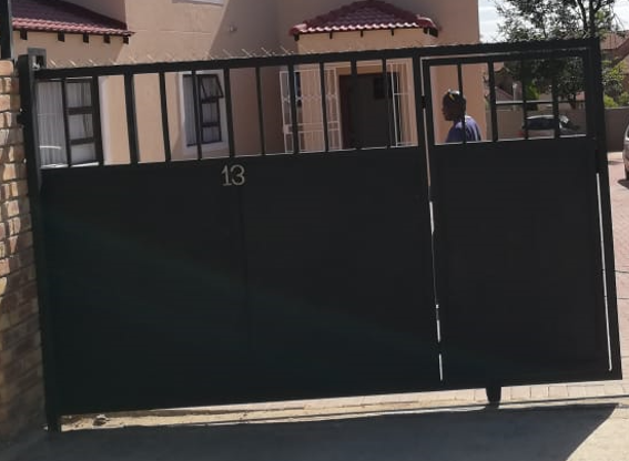 Sliding gate